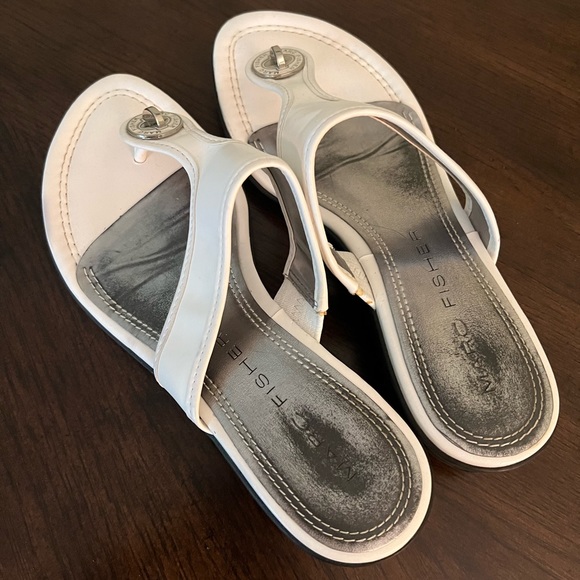 Marc Fisher white turn lock dial flip flop sandal - Picture 3 of 4